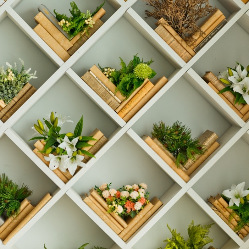 النباتات الخضراء في تصميم مكتبة جدارية