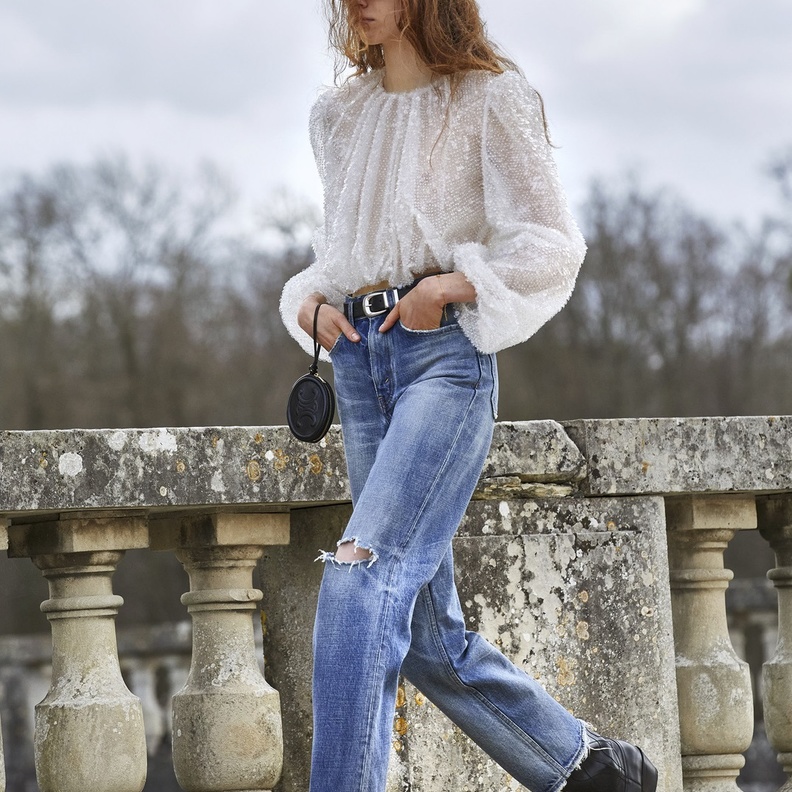 بنطلون جينز كلاسيكي وممزق من دار Celine