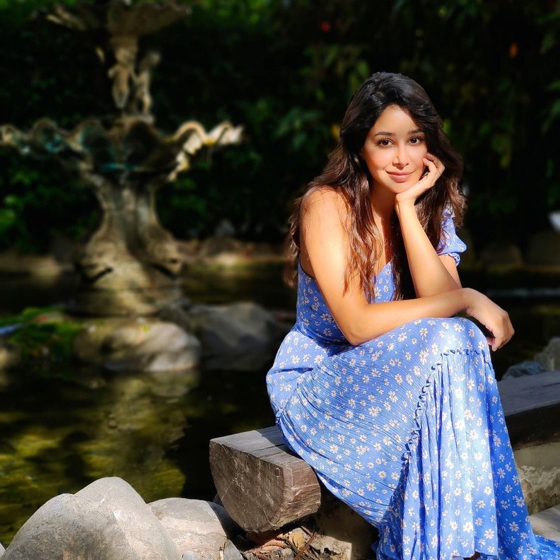 تألقت بفستان ماكسي بقصة الكتف الواحد مع الورود البيضاء