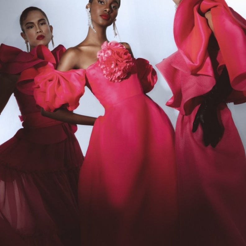 تألقت عارضات أزياء دار Prabal Gurung بفساتين سهرة باللون الوردي