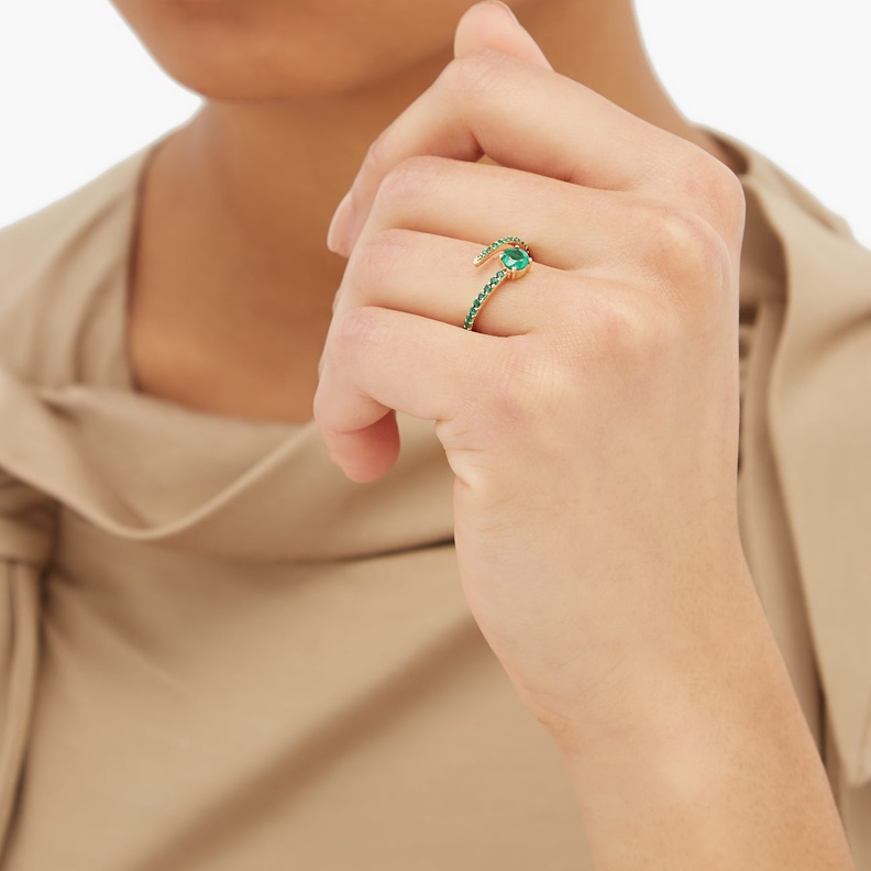 تألقي بمجوهرات ذهب وزمرد عصرية ناعمة الصورة من إليانا ماكري