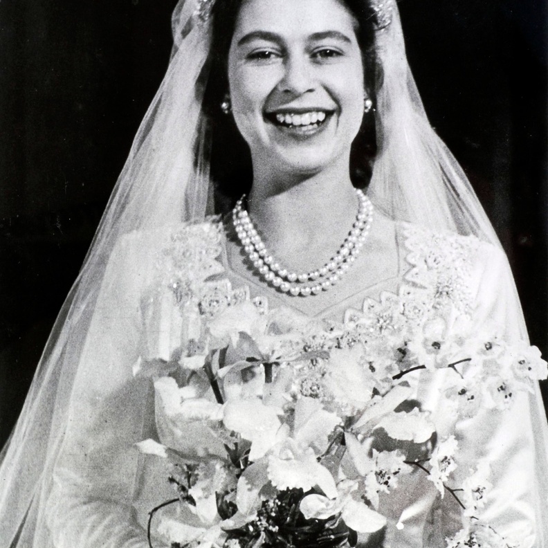 ماذا حدث لتاج زفاف ملكة بريطانيا قبل زفافها؟