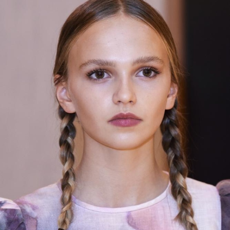 أجمل تسريحات شعر عصرية لربيع وصيف 2022 من اسبوع الموضة في لندن