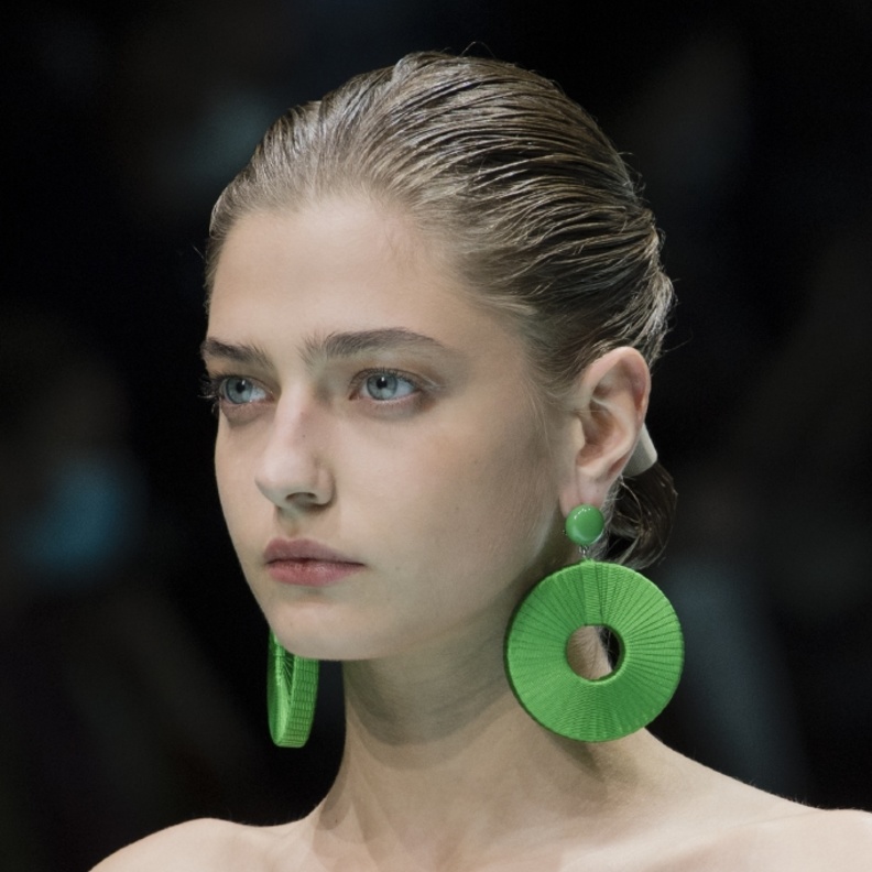 تسريحات شعر مبللة مع الكعكة من دار Emporio Armani