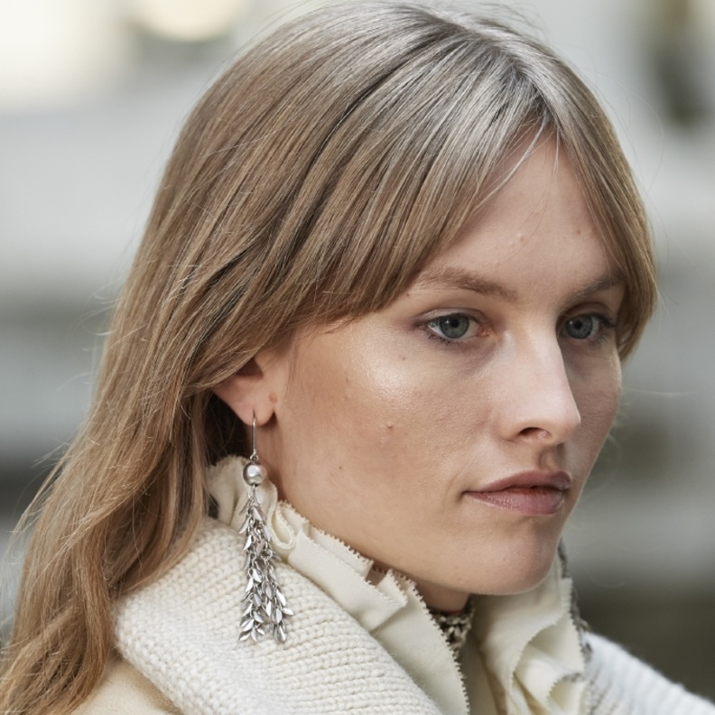 تسريحات شعر مع الغرة الطويلة والمالسة على الجوانب من Isabel Marant