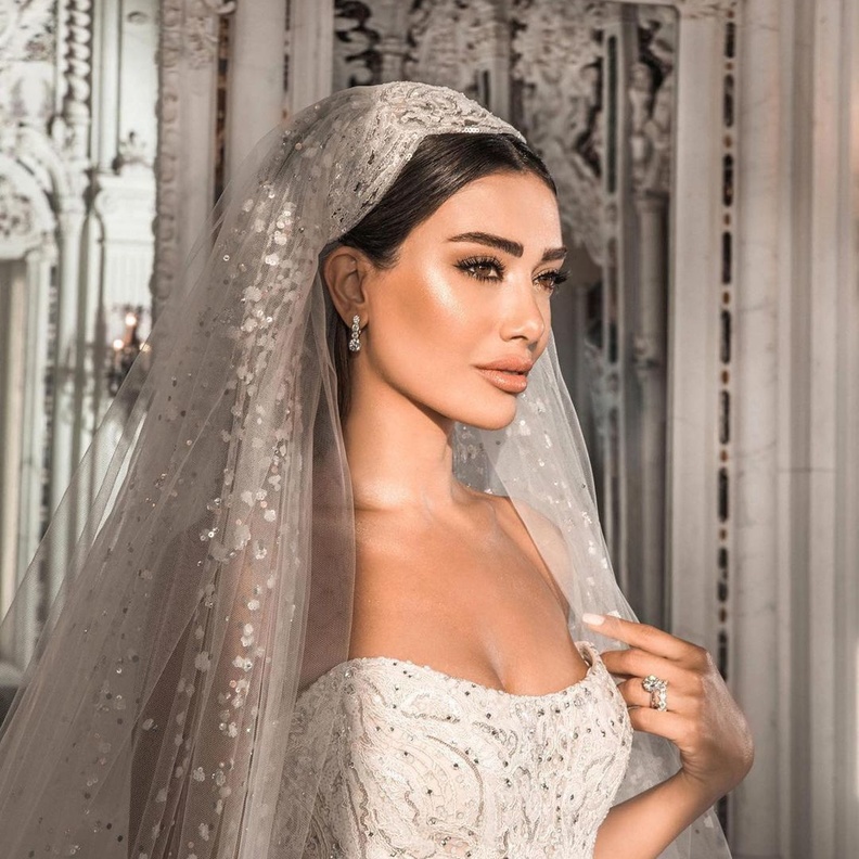 جيسيكا عازار بتسريحة الرفع في حفل زفافها- انستغرام جيسيكا