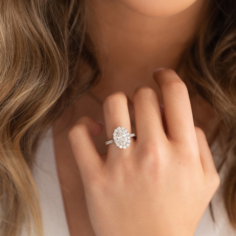  نصائح لجعل خاتم خطبتك يبدو أكبر حجما مما هو عليه