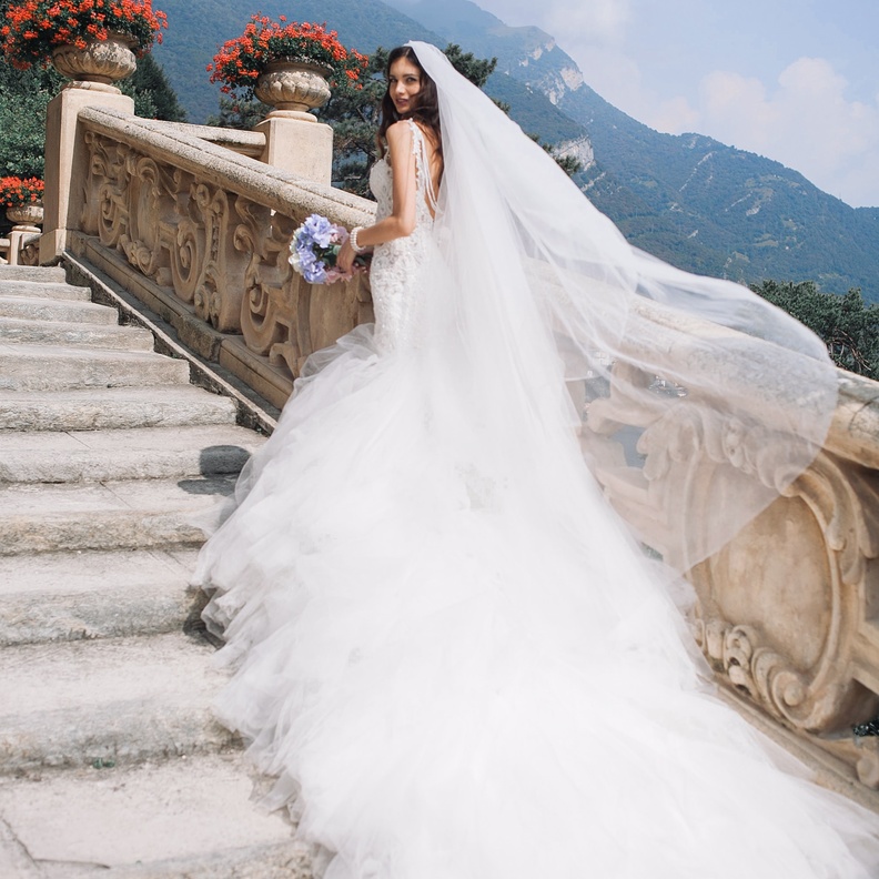 خذي بعين الاعتبار الطقس الخاص بيوم الزفاف قبل اختيار الفستان ومكان الحفل