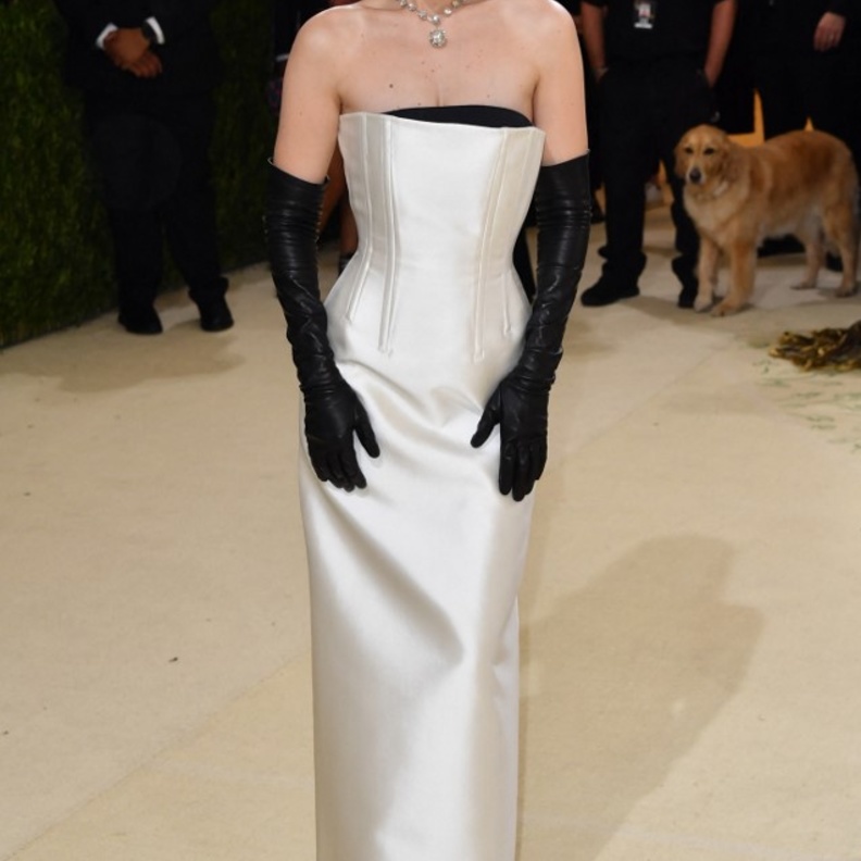 خطفت جيجي حديد الأنظار بأناقتها وقد بدت ساحرة بالفستان الأبيض من توقيع Prada