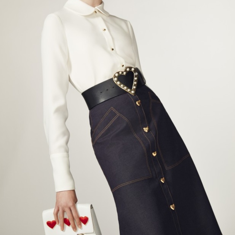 دار كارولينا هيريرا صمّمت التنورة الدنيم الميدي بقصة الـa line ونسّقتها مع القميص الأبيض