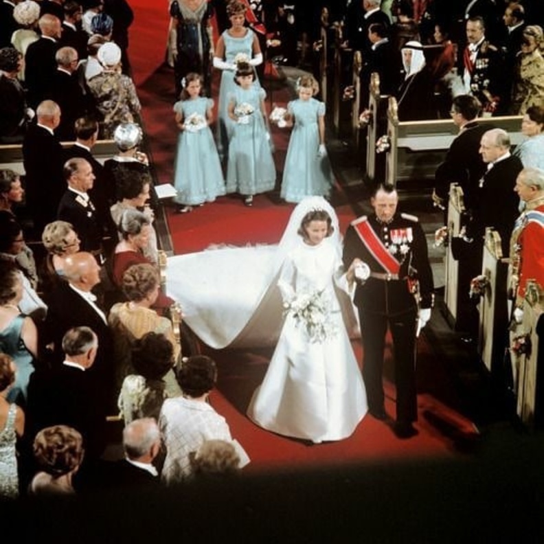 دلالة سير الملك أولاف إلى جانب عروس ابنه