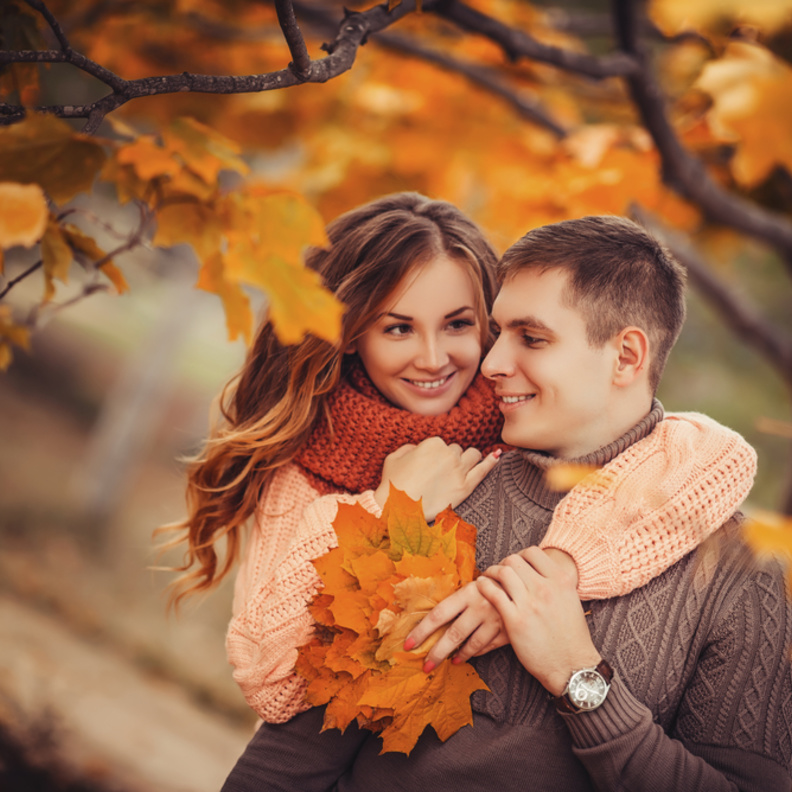 أفكار رائعة لصور الخطوبة في موسم الخريف