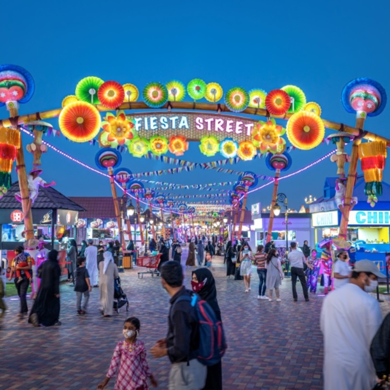 سعادة وبهجة في أركان القرية العالمية - المصدر وكالة أنباء الإمارات 