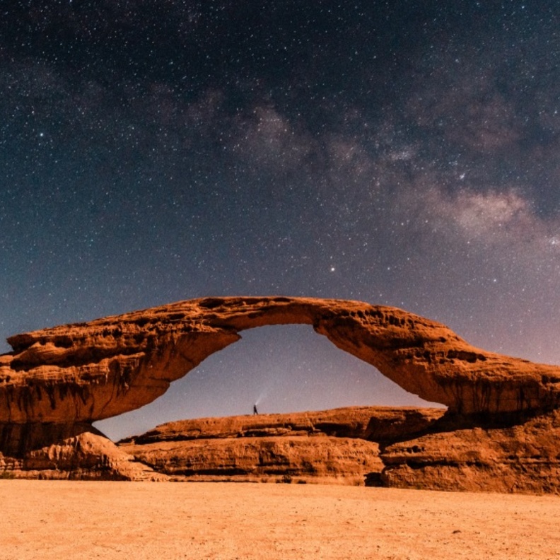 صخرة القوس، أحد التشكيلات الصخرية المميزة في العلا - المصدر استكشف العلا !