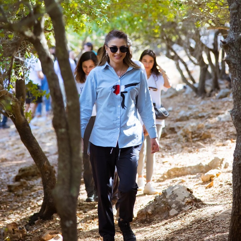 صور الملكة رانيا تخطف الأنظار بأحدث إطلالتها الكاجول والرياضية