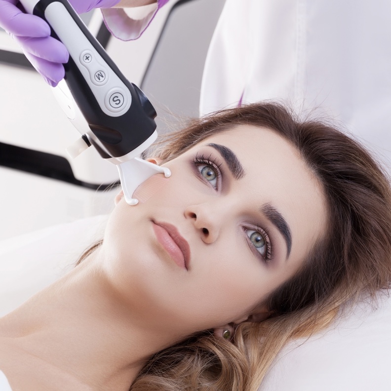 الفراكشنال ليزر يعالج خطوط وتجاعيد الوجه وتصبغ الجلد المرتبط بالشيخوخة