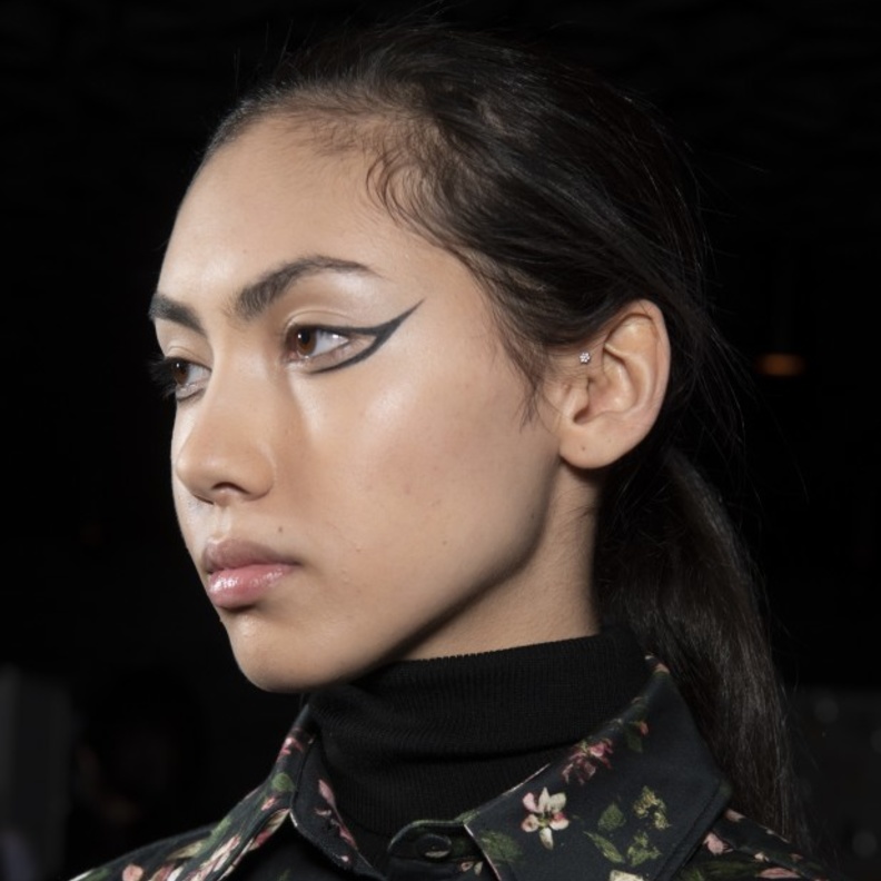 الآيلاينر الغرافيكي من عرض Erdem