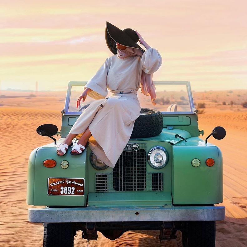 أفكار لتنسيق التوب الأبيض مع التنانير للصبايا المحجبات