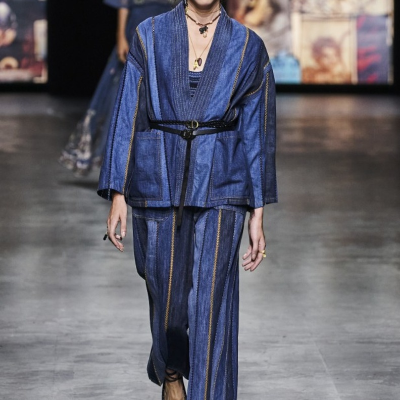 صيحة الـ Denim on denim رائجة جداً لموسم خريف 2021 استوحي هذا اللوك من Dior