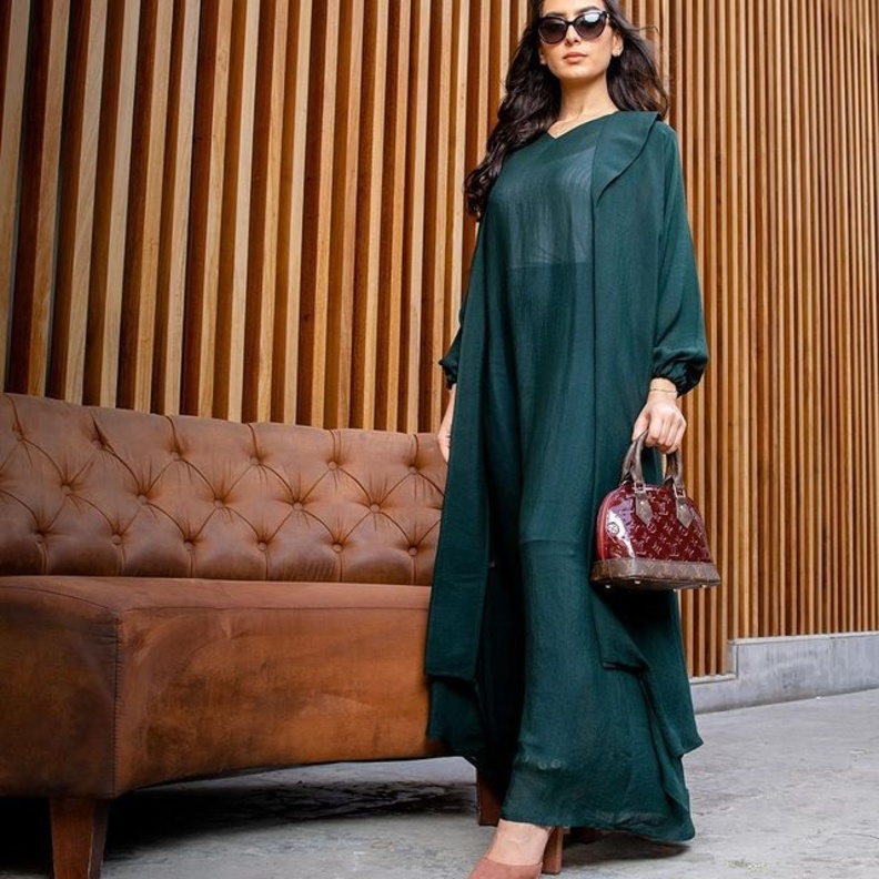 عبايات باللون الاخضر انستقرام@louzan.abaya