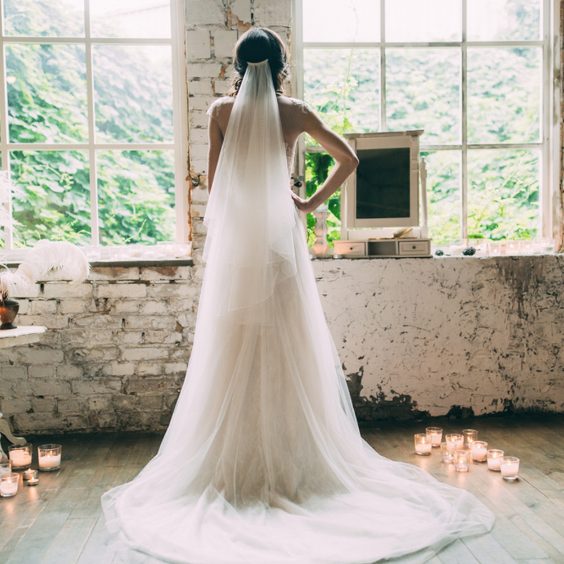 عريس يثير الجدل في حفل زفافه ،فماذا فعل؟