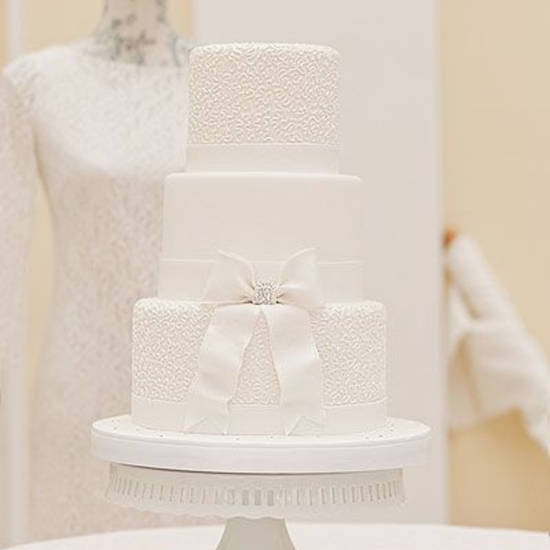 كعكات الزفاف المزينة بأشكال الخرز أو اللؤلؤ