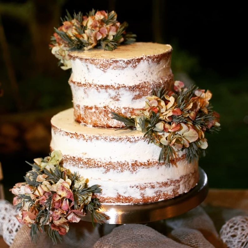 كعكات زفاف مناسبة لحفلات الخريف 2021