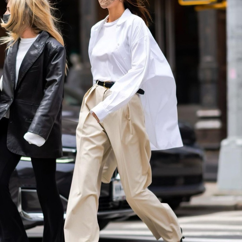 كيندال جينر نسّقت القميص الأبيض مع التيشيرت الأبيض وأكملت اللوك مع البنطلون البيج