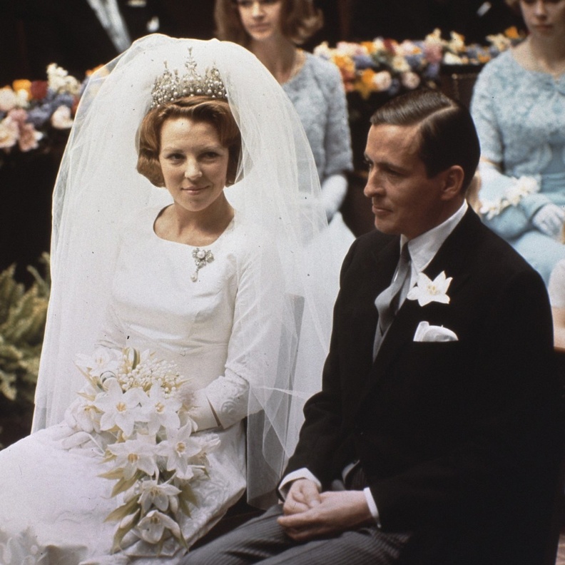 لماذا وقعت أحداث شغب واحتجاجات في يوم حفل زفاف الأميرة بياتريكس؟