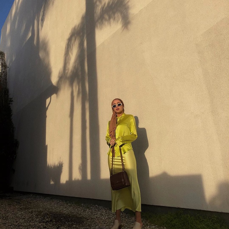 ماريا عليا تألقت بلوك كامل باللون الأصفر إختارت فيه التنورة الميدي الستان مع القميص