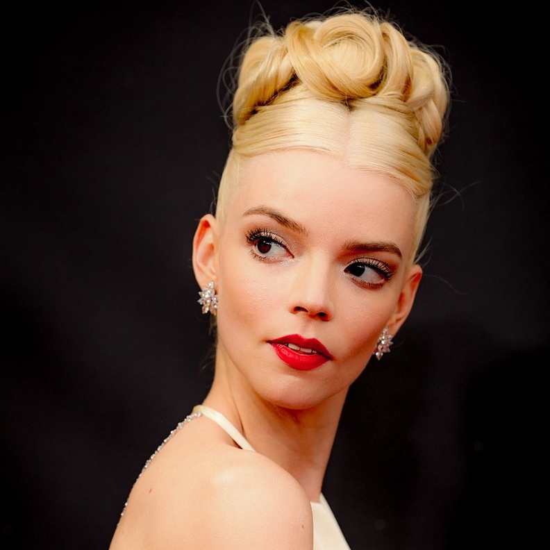مكياج ساحر وتسريحات شعر عالية من وحي Anya Taylor-Joy – الصورة من حساب خبير الشعر Gregory Russell