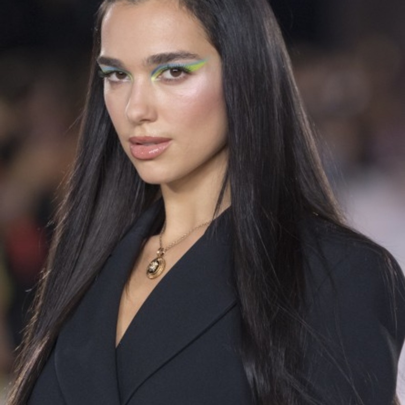 مكياج عيون ملون ومشرق لربيع 2022 من وحي دار Versace