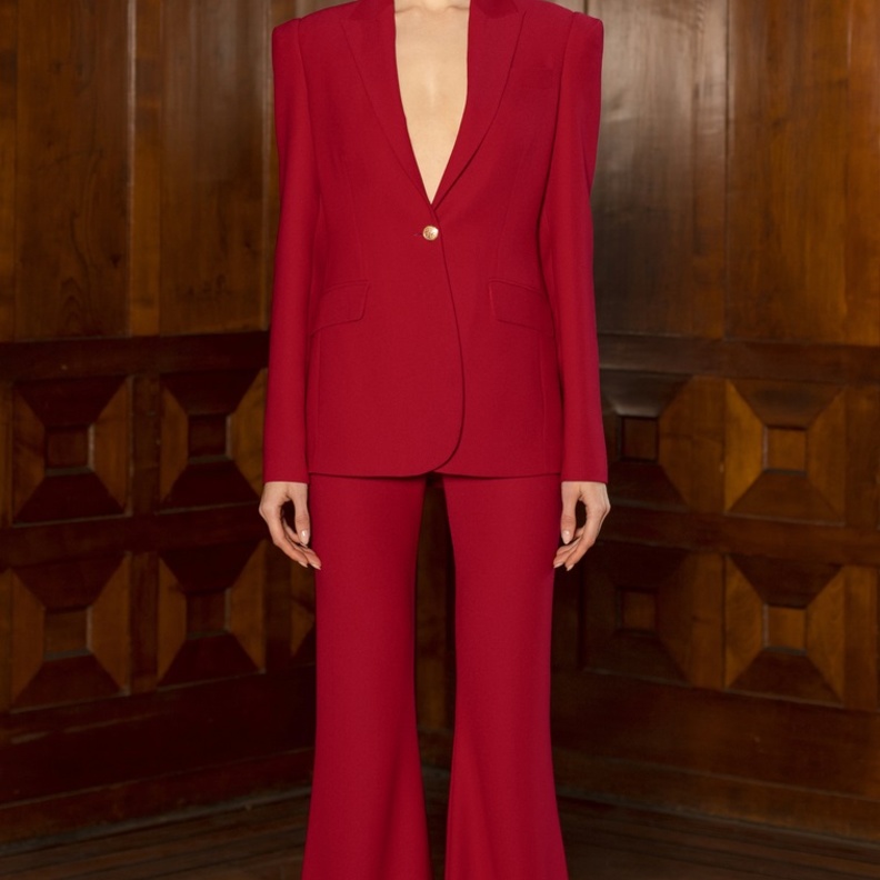 موديلات بناطيل باللون الاحمر المريح من دار Cigdem Akin