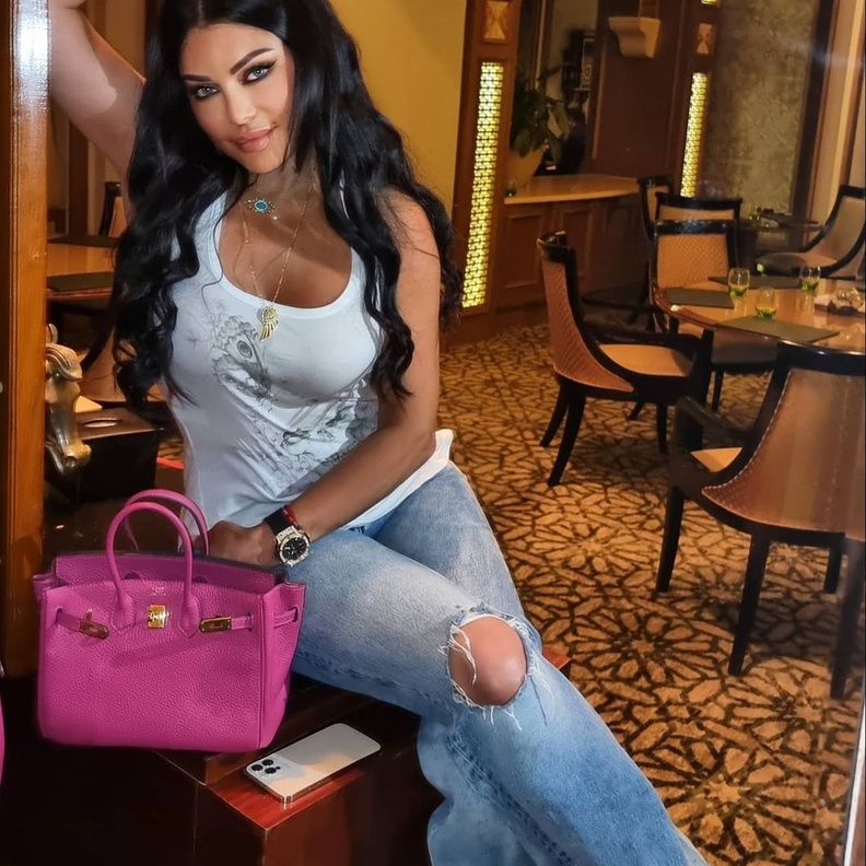 موديلات شنط يد زهرية من وحي اطلالات هيفاء وهبي