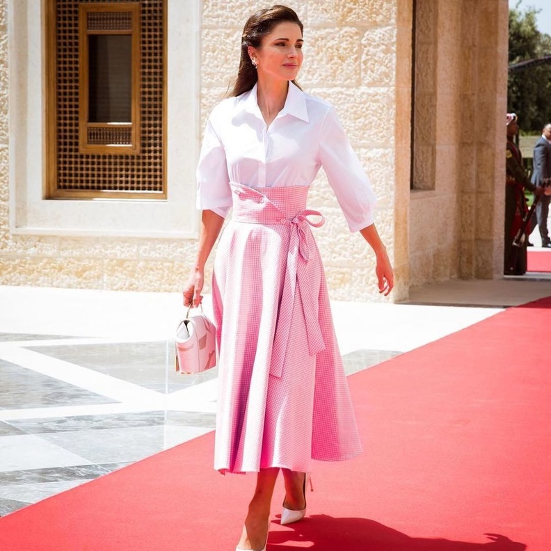 موديلات فساتين مميزة باللونين الابيض والزهري انستقرام@queenrania