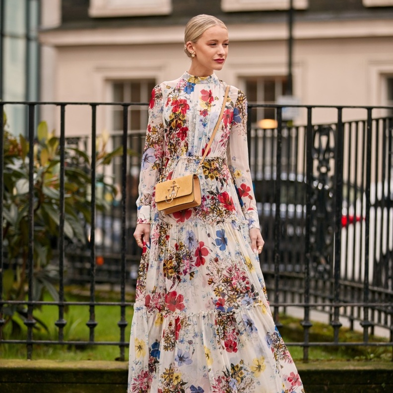 نصائح لتنسيق الفساتين المشجرة بالورود من وحي الستريت ستايل