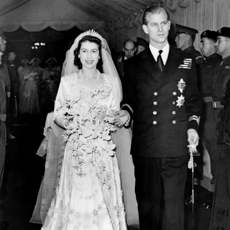 لماذا أجٌبرت ملكة بريطانيا على إعادة تصوير صور زفافها في شهر العسل؟