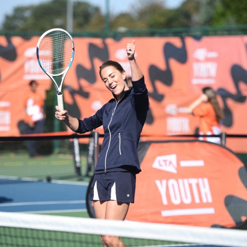 بملابس التنس.. كيت ميدلتون تلعب مع بطلة الولايات المتحدة المفتوحة للسيدات