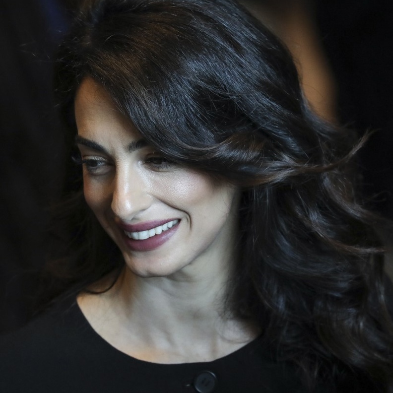 طريقة عمل مكياج ناعم وأنيق للمرأة العاملة من وحي أمل كلوني