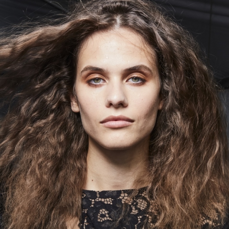  أجمل صبغات الشعر الملفتة لربيع 2022 مباشرة من عروض نيويورك للموضة