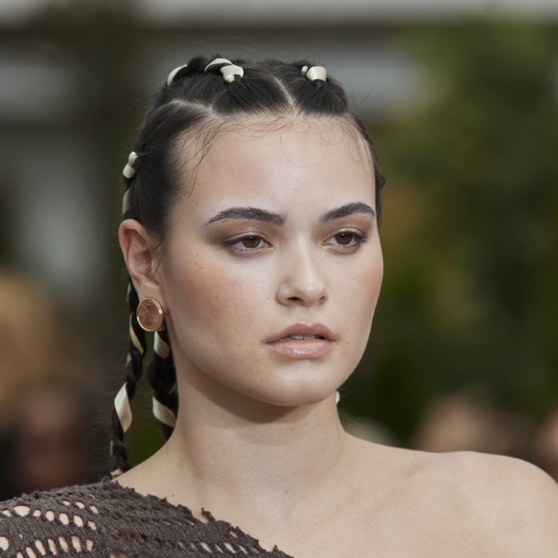 تسريحات شعر شبابية مع الضفائر العريضة من Bronx and Banco