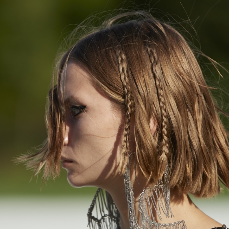 تسريحات شعر ضفائر رفيعة وجانبية من دار Courreges