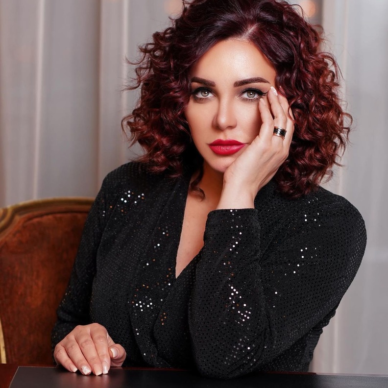 تسريحات شعر مميزة مستوحاة من إطلالات سلاف فواخرجي