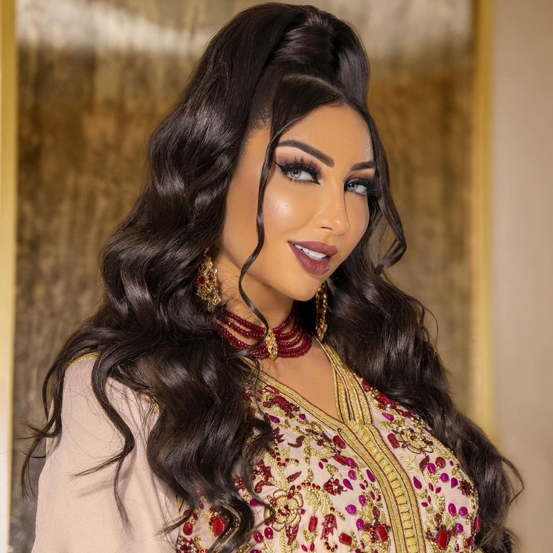 تسريحة الويفي لدنيا بطمة مع النصف رفعة - صورة من حسابها على إنستاغرام