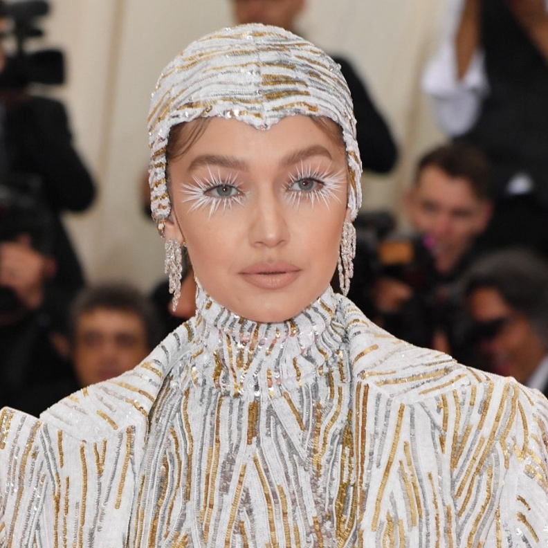صيحة الرموش البيضاء من وحي Gigi Hadid عام 2019