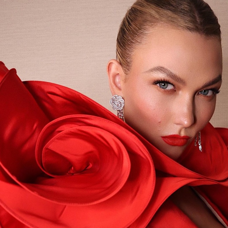 مكياج مشرق للجميلة Karlie Kloss مع احمر الشفاه القوي- الصورة من صفحة خبير التجميل Hung Vanngo