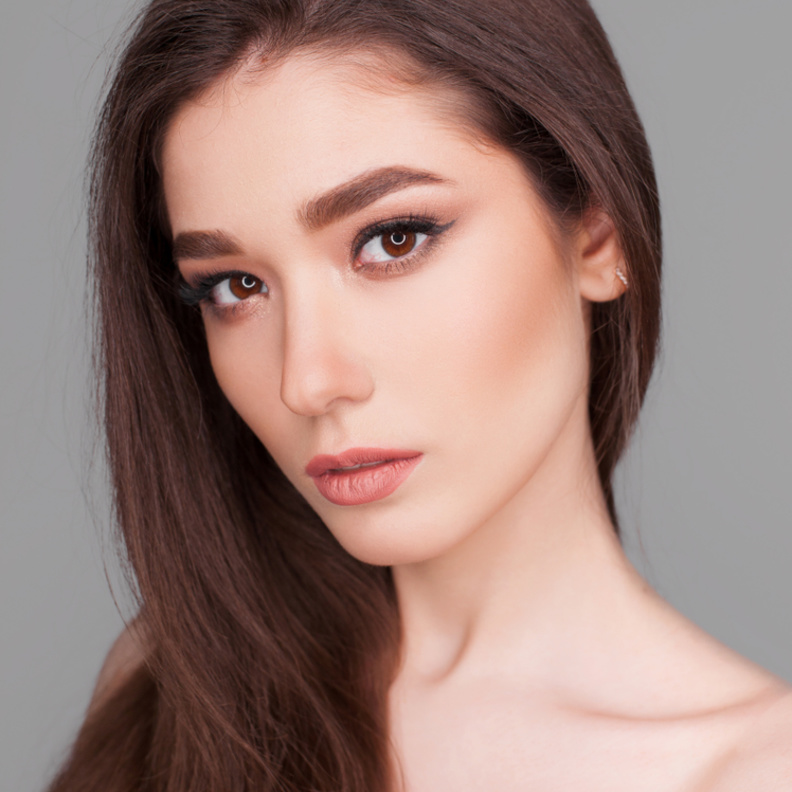 طريقة عمل مكياج عيون سموكي بألوان تناسب فصل الخريف