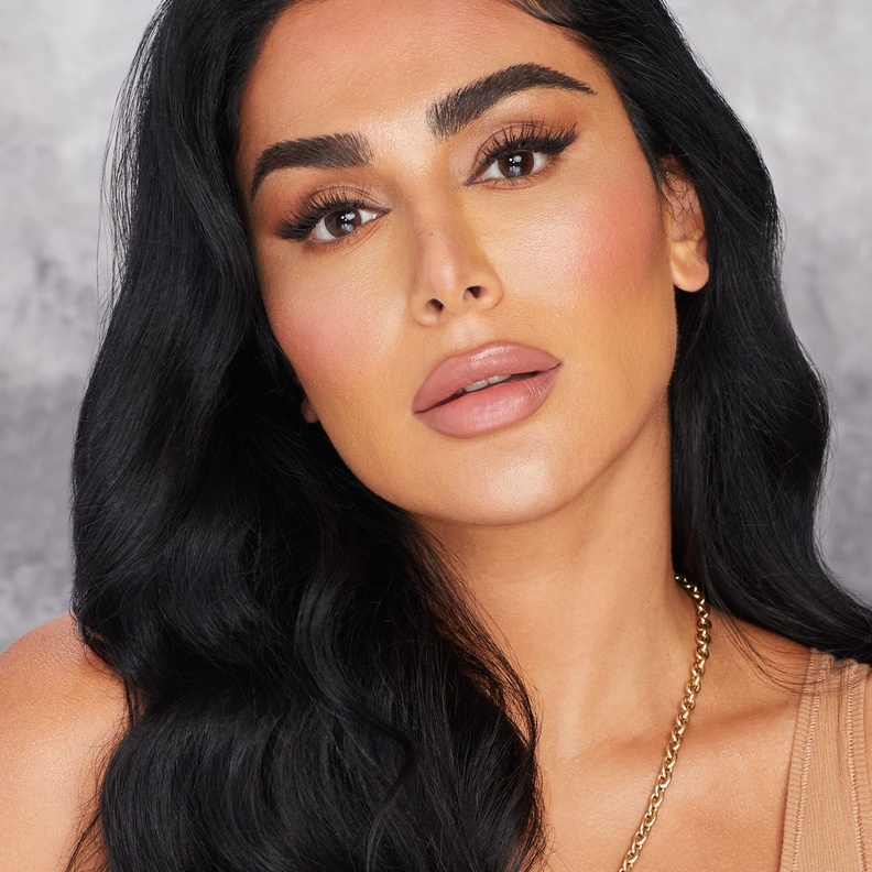 إطلالة حواجب كثيفة ومتفرّقة مع #BOMBBROWS Full ‘n Fluffy Fiber Gel.. جِل الحواجب الثوري المغذّي الجديد