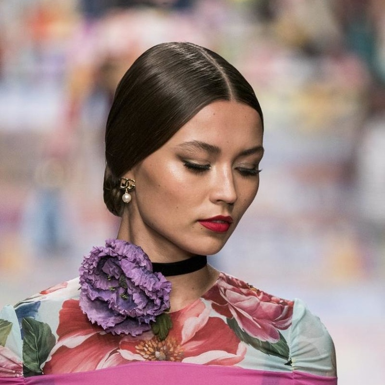 إطلالات الشعر المبلل لصيف 2021 من منصات دور الأزياء