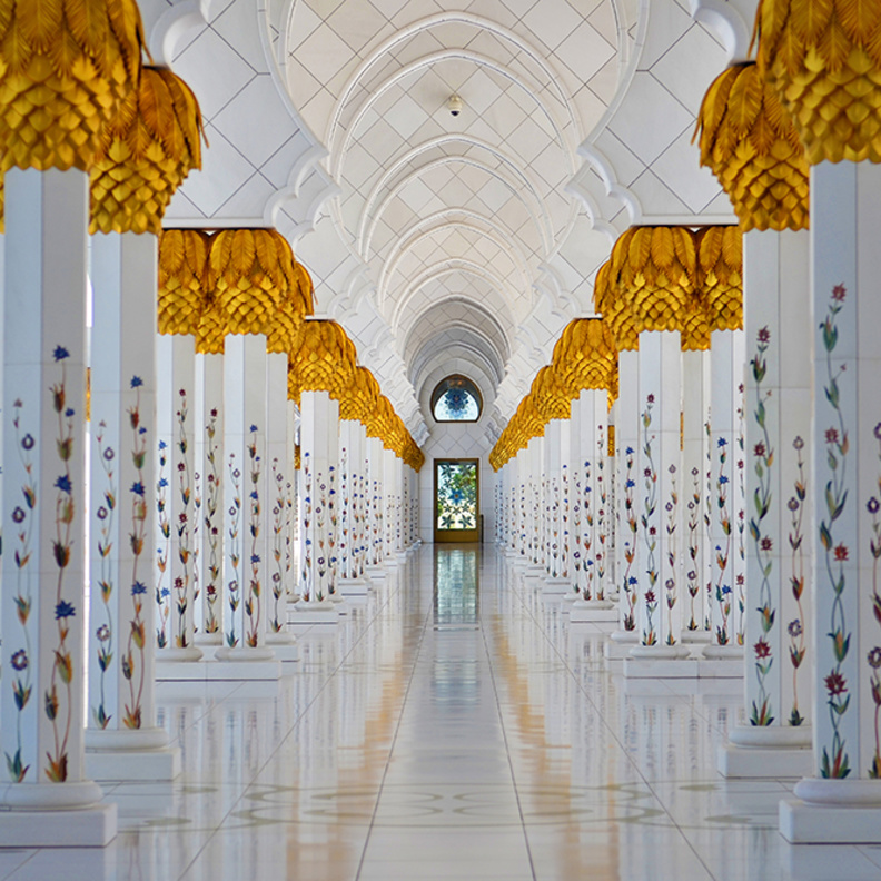 مشهد رائع من داخل مسجد الشيخ زايد